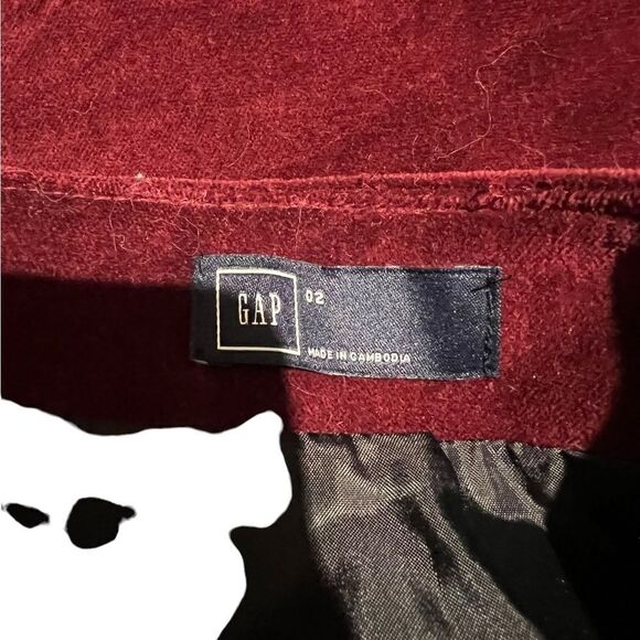 Gap maroon velvet mini skirt. Size 2 - Picture 3 of 8
